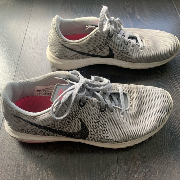 NIKE Fury running shoes in Wolf Grey. - Picture 2 of 4